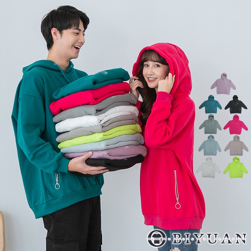 詳細尺寸表 請參考圖片有尺寸表~獨家設計 碧原 小綠葉電繡.設計理念. 低調卻又重要! 超大 斗篷帽子/造型拉環拉鍊口袋/寬鬆落肩板高品質厚磅 台灣製造 /電繡品牌LOGO購買前請務必詳讀購物須知並確