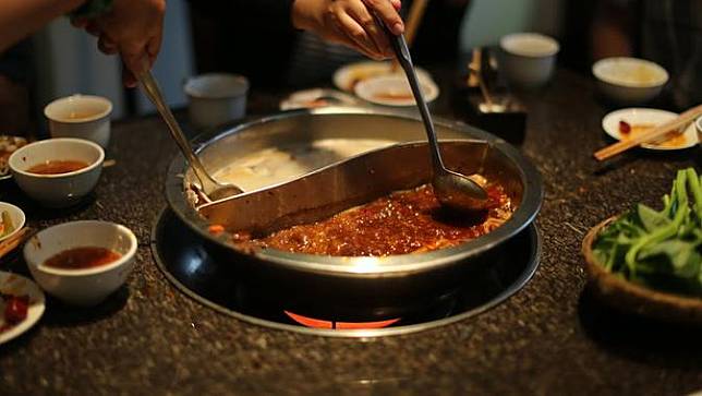 Hotpot berkuah pedas ini adalah makanan khas Provinsi Sichuan Tiongkok