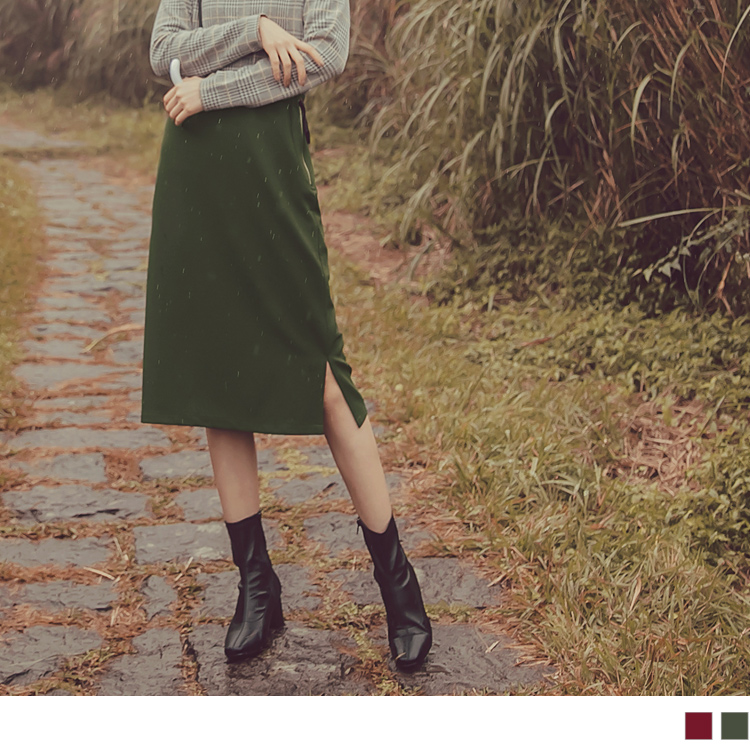 喜歡合身穿感建議可選購小一碼<br /><br />質感的拉鍊點綴增添優雅氣息<br />A字包臀的剪裁穿出迷人曲線<br />無論休閒和知性<br />都能輕鬆駕馭~<br />**********************<br /><br />小提醒：<br />深色衣物建議單獨洗滌，以翻面手洗或放洗衣袋洗較佳喔(勿用熱水)<br />並建議新品穿著前請先下水洗滌，以避免染色問題唷~