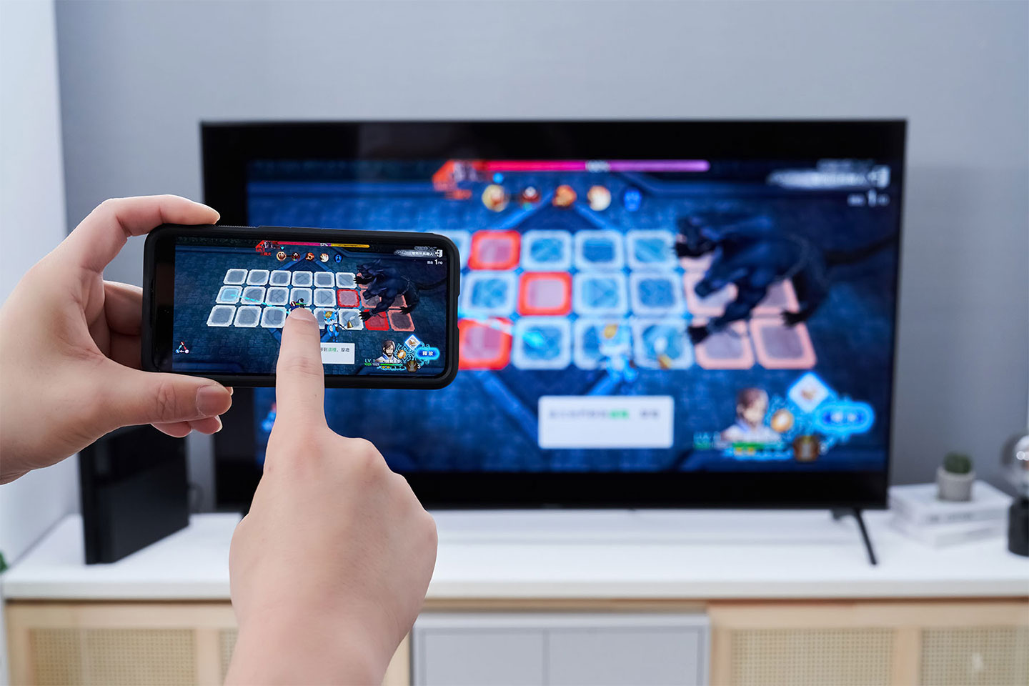 TH-65JX750W 採用 Android TV 系統也內建了 Chromecast 功能，如果是使用 Android 手機也能輕鬆將手機上的畫面無線鏡射到電視上哦！原本手機 6 吋的小畫面打電動有點吃力，現在投放到 65 吋的大螢幕，爽快感直接升級十倍以上啊！