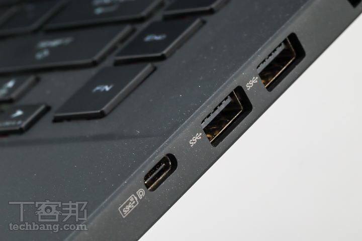 右側 I/O 的 USB Type-A、Type-C 齊備，不過沒有 Mini-DP 畫面輸出孔有些可惜。