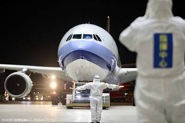 【有影】包機戴不戴面罩都能吵  「爆肝部長」陳時中吐心聲：與對方溝通困難很多
