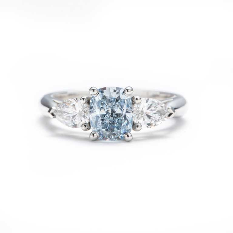 DE BEERS枕形切割藍鑽搭配梨形邊鑽戒指，價格店洽。（圖╱DE BEERS提供）