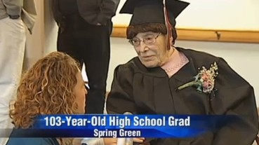 超激勵！ 103 歲老婦高中畢業：「有了高中畢業證，人生才算成功！」