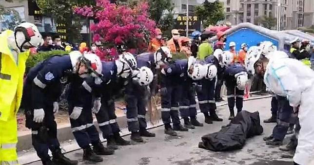 欣佳酒店坍塌「罹難者被抬出」！救難人員忍淚3鞠躬　還有約20人待救