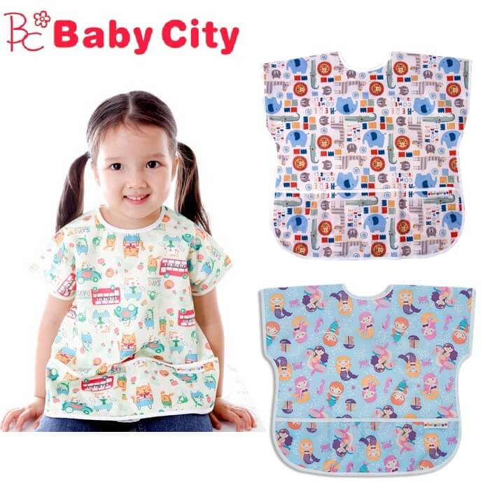適合1-3歲，蓋袖設計，肩膀也不會弄髒!使用防水布料製成， 能防止湯汁弄髒衣服，寬口袋能接住掉落的食物。可機洗，一般髒汙可用清水擦拭乾淨，清理容易。頸圍可調節，穿戴方便。收納袋設計，減少體積攜帶更方便