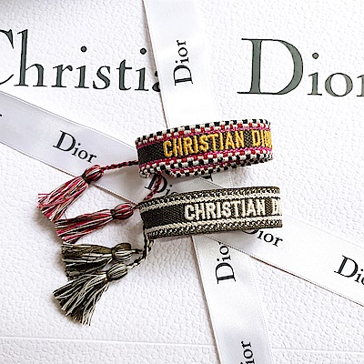 從部落飾物中汲取靈感不對稱巧思的設計細膩點綴引人傾心可單個或兩個同時佩戴