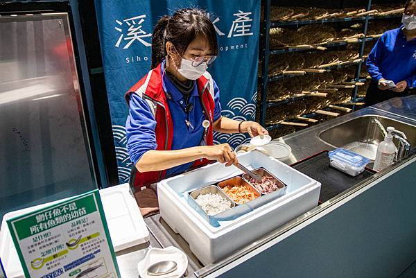 【宜蘭景點】溪和水產觀光工廠-2021年全新開幕！好玩又有趣的漫畫式簡介，多種免費海鮮試吃，飯糰ＤＩＹ與現煮海鮮ＤＩＹ活動玩不膩，美味多種魚料理，門票全抵消費的必玩室內景點