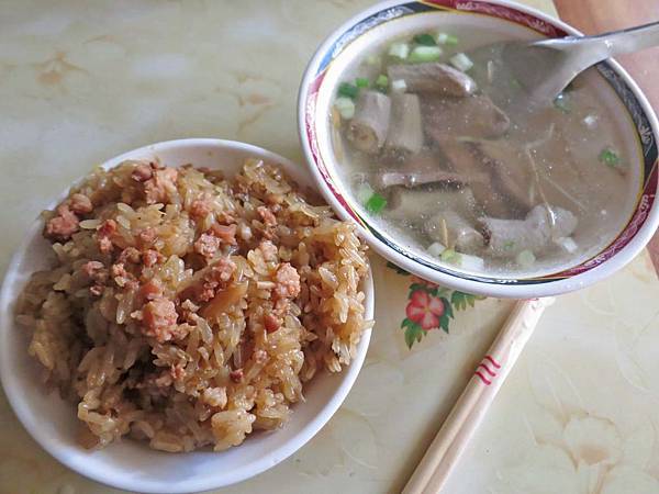 【三重美食】中華路油飯-值得推薦的美味無名路邊攤