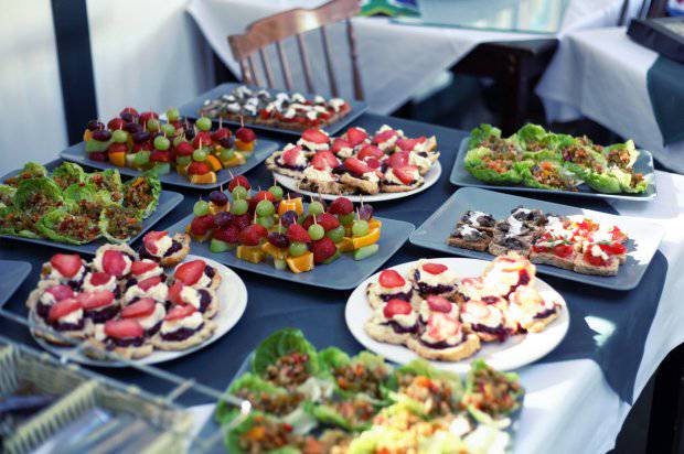 Pasangan Ini Nikah Pakai Aksesori Barang Bekas & Sajikan Makanan Basi