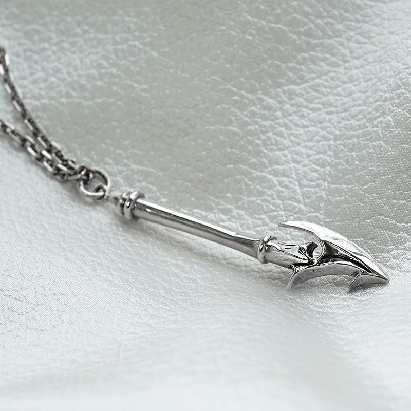 「龍膽亮銀槍」三國兵器純銀項鍊|銀項鍊推薦「龍膽亮銀槍」三國兵器項鍊，此物為趙雲所有，展現著英勇剛銳之氣，為武器榜上槍列第二。其鋒芒無阻的外型，更顯霸氣十足。－Argent安爵銀飾