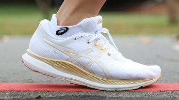 網友 NoahChen 鞋評 / 輕量卻不失緩衝，省力而不乏味：ASICS EVORIDE