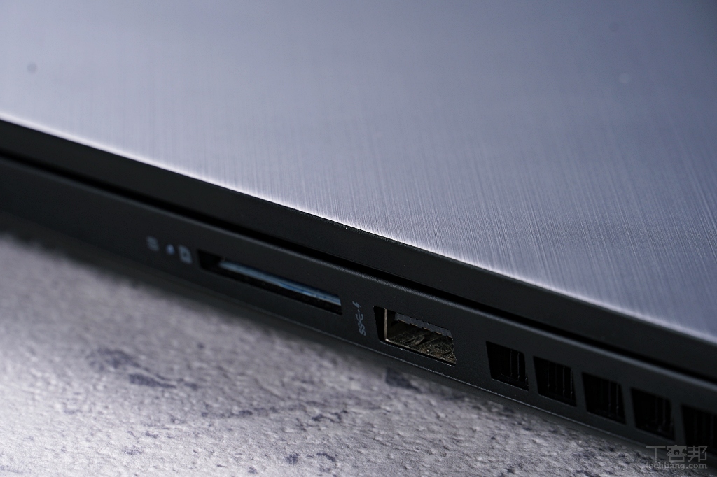 機身右側為 SD 卡插槽、USB 3.0 Type-A 連接埠。