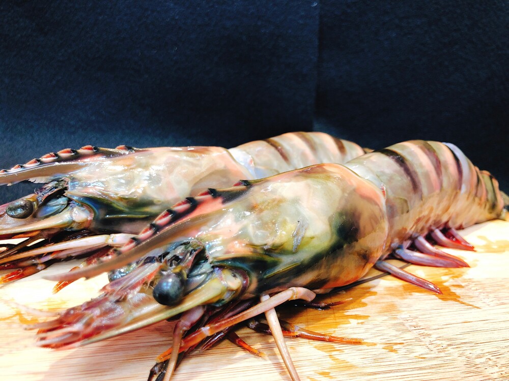 來自菲律賓產地直送的巨霸海皇蝦(又名：海草蝦)，混養於淡海水池，肉質結實、身體巨大肥美，煮法許多種不管是清蒸、焗烤、鹽烤、鍋物，各種都是品嘗海皇蝦鮮甜美味的料理方式！