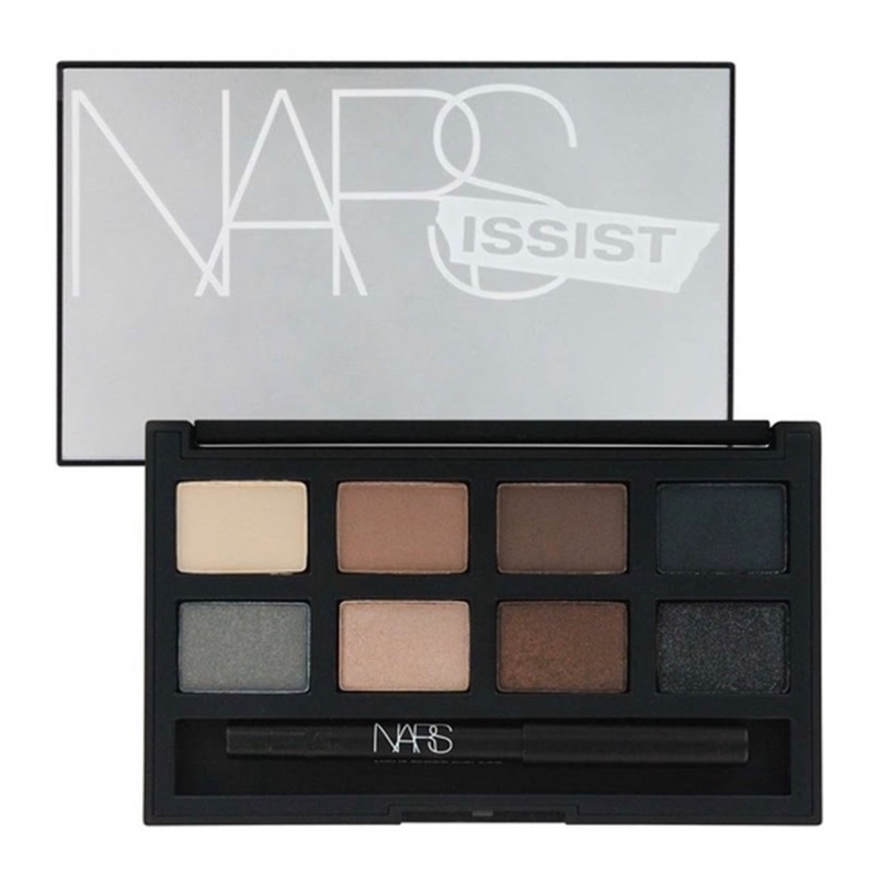 NARS 霧面/ 珠光8色眼線眼影盤 NARS 全新霧面/珠光8色眼影盤，另附一隻NARS 明星商品黑色眼線筆。8個大地色系，可以互相搭配重疊。包括4個霧面，4個珠光色。色系從打底的膚色，到畫眼摺的中間咖啡色，到暈染眼線的黑色兩色。搭配耐油耐汗不暈染的黑色眼線筆，可以打造完美的煙燻妝。不管是日常的上班妝容，或是加強眼窩就可以成為吸引目光的煙燻妝，多用途的眼影盤，是每個彩妝愛好者不可或缺的眼影盤。▪️全新眼影盤，外面盒子都很完整。▪️原價約台幣 2100左右，因眼影盤太多欲賣出。