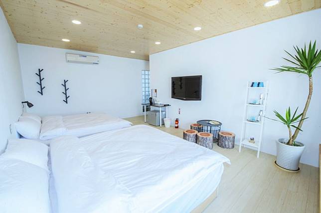 ▲躺在潔白綿軟的大床上，什麼煩惱都讓他去吧（圖/雲山初露民宿）