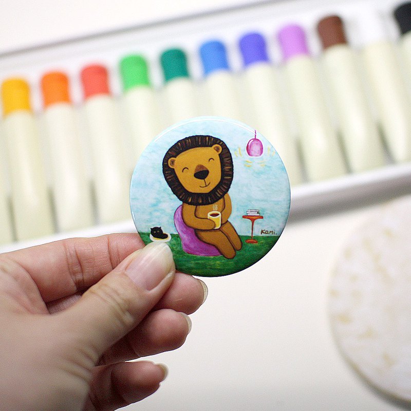 kami插畫別針胸章《 太空熊 》 隨處可裝飾 可別在包包上或帽子上 給自己滿滿的陽光能量 也可分享送給知已好朋友喔!