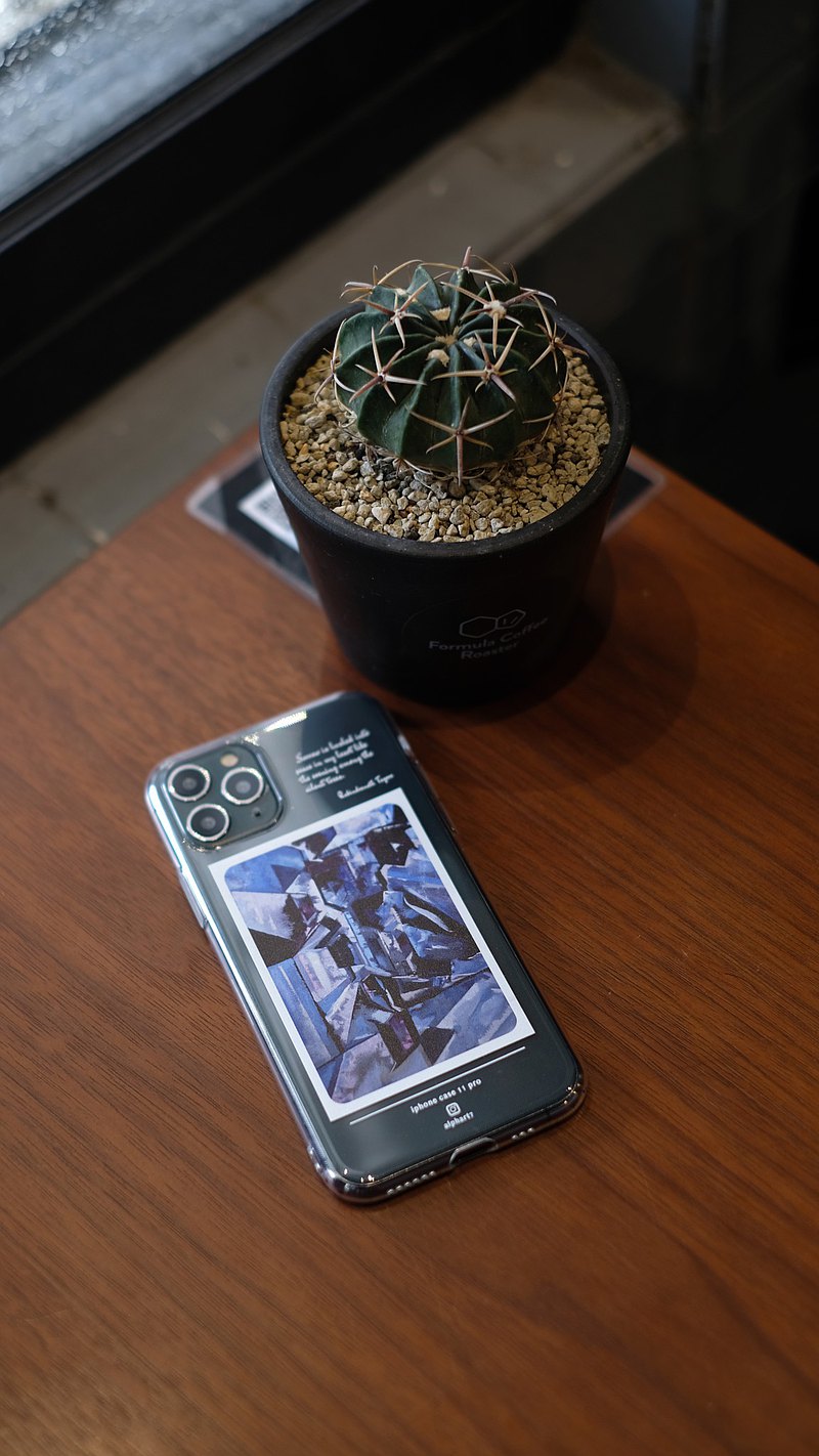 藝術家Alpha將自己也非常喜歡的作品，作成手機殼與大家分享。說到藝術畫作，門檻或許讓喜歡的藝術的人無法將它收藏於生活。但希望把自己的作品塞到大家生活的Alpha，希望可以用除了原畫的方式，也能將自己