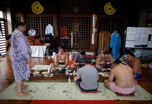 10 Potret Gaya Hidup Pesumo Jepang, Tidur Harus Pakai Masker Oksigen