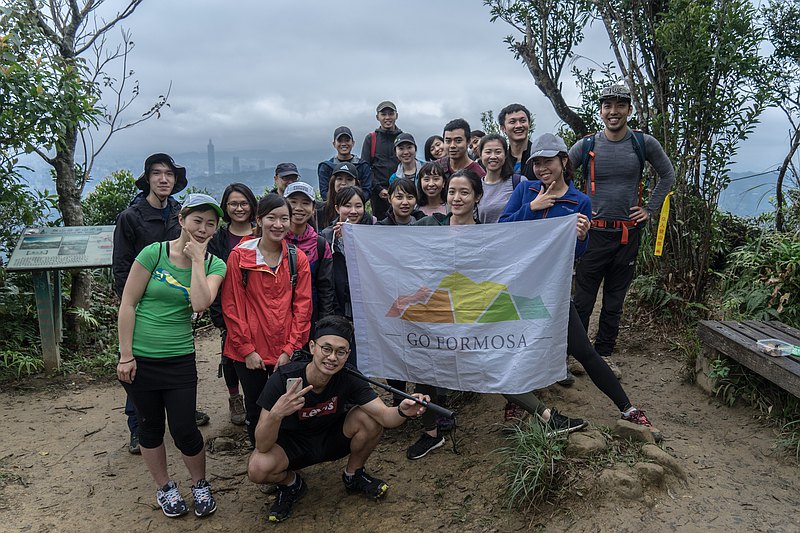 猴山岳縱走二格山，是觀賞台北盆地的絕佳地點，路徑行走在綠樹與岩稜，登頂前更需攀爬樹根和巨石，適合剛開始接觸原始登山的朋友，也是高山百岳的行前體能訓練的好路徑 。