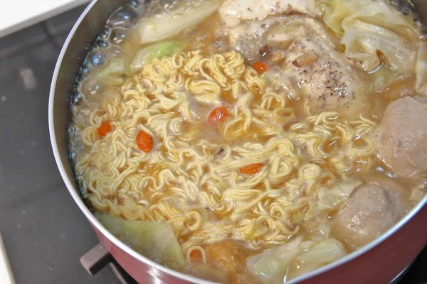 味王大食客-酒香燒雞湯麵、蔥燒牛肉湯麵、蒜香豚骨湯麵-宵夜美食免出門在家輕鬆用泡麵煮出餐廳級的美味小火鍋