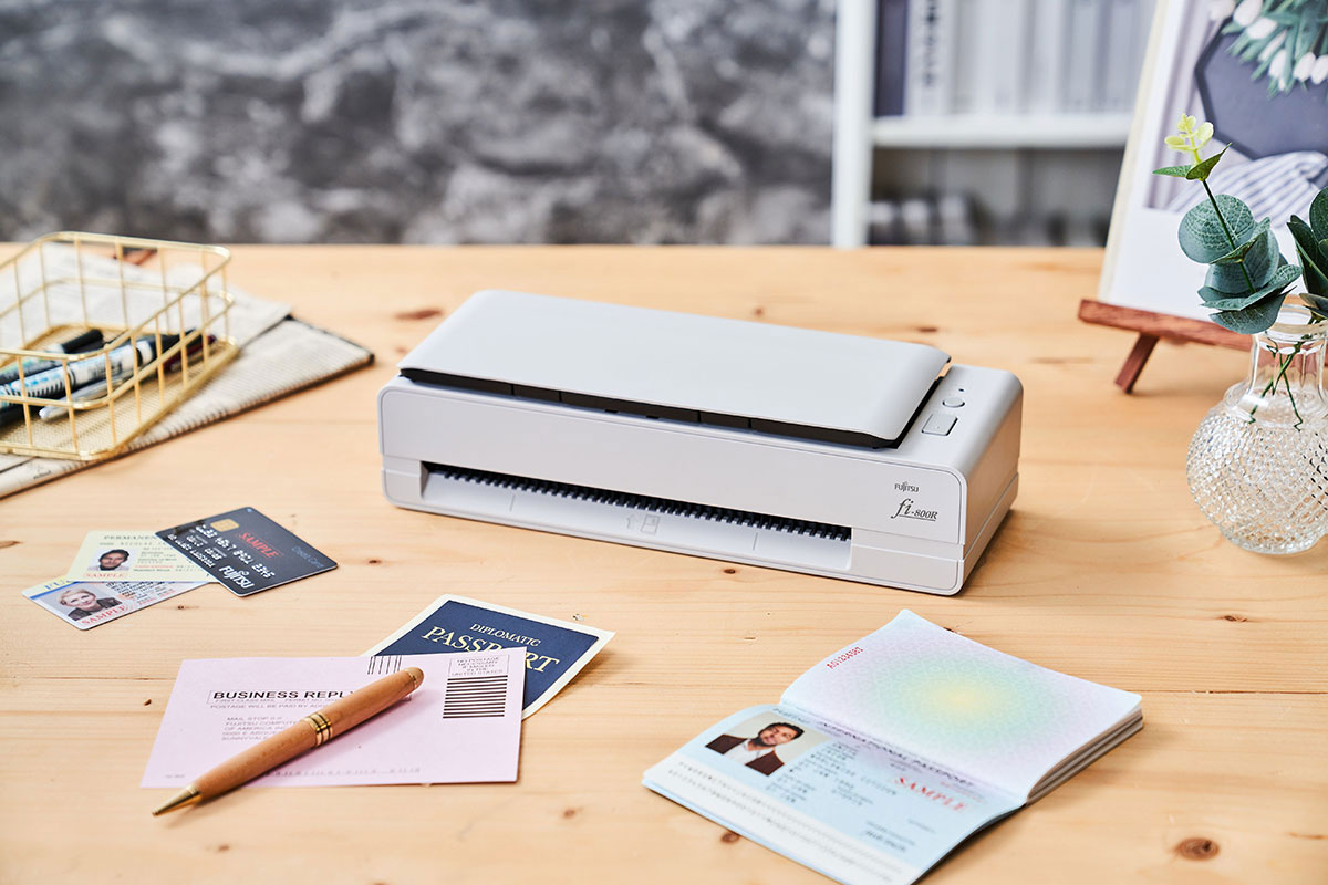外型小巧，功能全面！Fujitsu fi-800R 高效率自動進紙掃描，手冊與證件等厚文件也難不倒它！