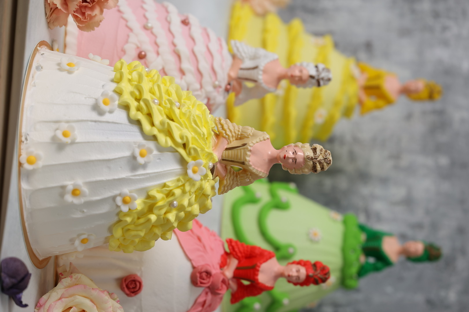 以風靡歐洲數世紀的法國路易王朝第一美女--龐畢度侯爵夫人為謬斯女神而打造的3D造型蛋糕--「Marquise侯爵夫人」，每個售價2,080元。(圖片提供/Regent Taipei台北晶華酒店)