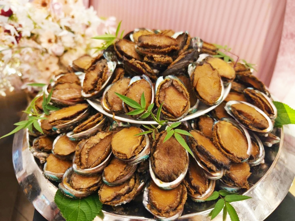 身分證拿出來！「港點百匯」推幾歲送幾顆鮑魚，有「５、２、７」的人快搶吃