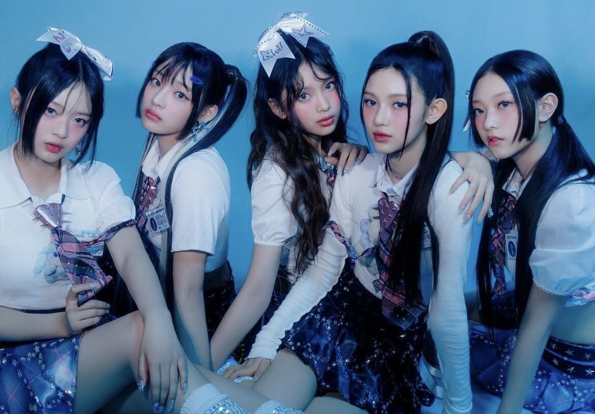 NewJeans登美國跨年特別節目！Y2K個性少女VS美式校園甜妹妝造超強，這款髮飾太酷啦！