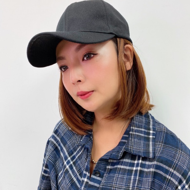 假髮又進化了，鴨舌帽直接戴上，秒變短髮！尺寸：頭髮長度21CM(約在肩膀上)重量：178克，有4個顏色可選喔我們家的材質，用過都知道，自然不反光是基本要件，柔順防靜電是最新處理。讓妳不止好看，也好整理