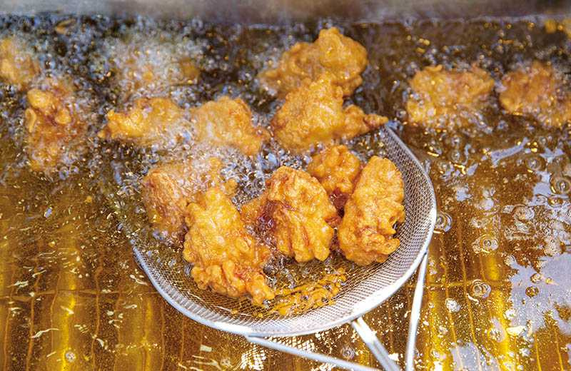 雞塊裹上加了香料的麵糊，下鍋炸3至4分鐘即大功告成。（圖／宋岱融攝）