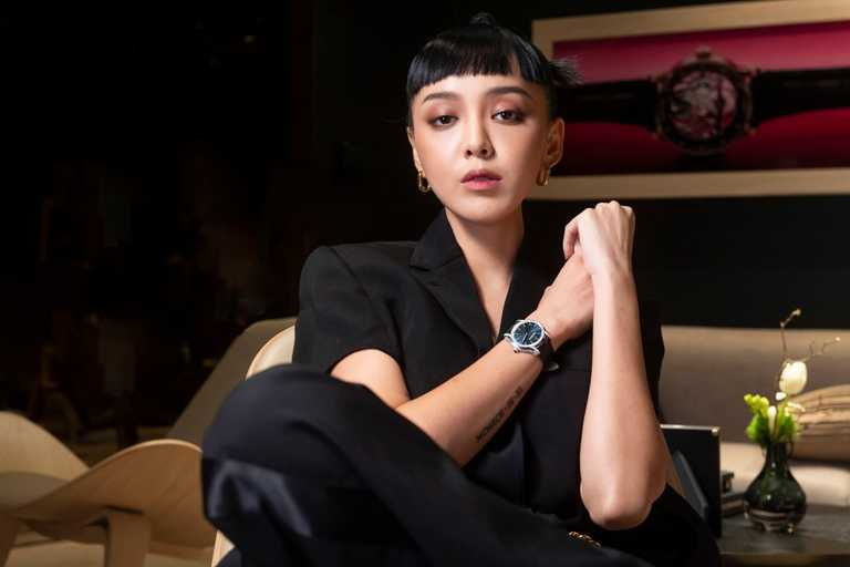 李函佩戴AP「千禧系列」霜金Philosophique腕錶。（圖╱Audemars Piguet提供）