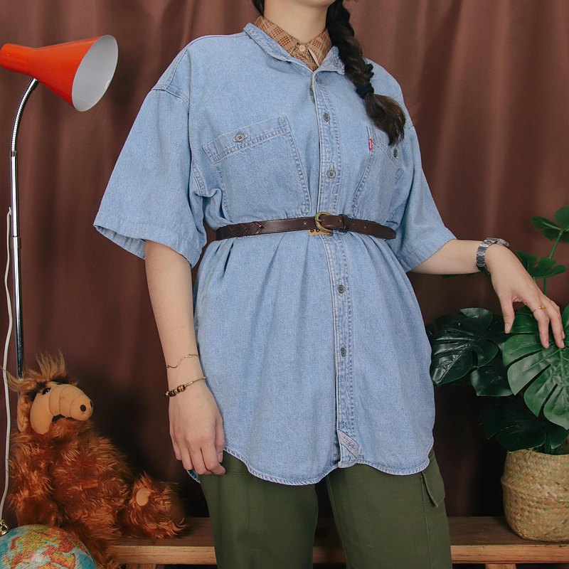 ●商品敘述: 亨利領，鈕釦式，胸前有兩個鈕扣式口袋，背後有打褶設計，右袖處及背後下擺有些微污漬