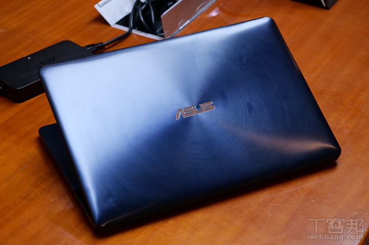 Asus 推出雙螢幕筆電 ZenBook Pro，觸控板「ScreenPad」變成你的第二個螢幕