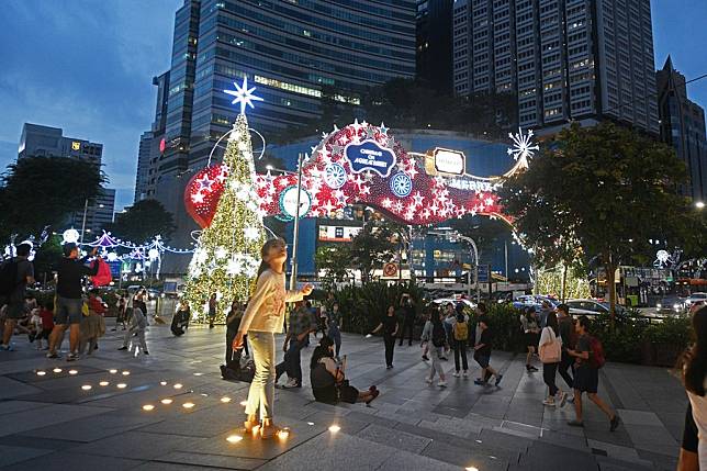 Asia Album: Singaporeans celebrate Christmas with light decorations ...