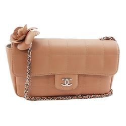 ◎九成新展示品-半價出清|◎|◎品牌:CHANEL香奈兒品牌定位:國際精品背法:斜背/側背包款:鏈帶包包款暱稱:coco包顏色:橘色系外層材質:羊皮內層材質:羊皮適用性別:女生產地:義大利開口方式:磁釦/壓釦式尺寸-長X寬X高:寬度18.5x高度10x厚度5公分背帶:有背帶底珠:無內部夾層:無外部夾層:無筆電夾層:無包包外觀大小:小於等於A4可否放置A4:否