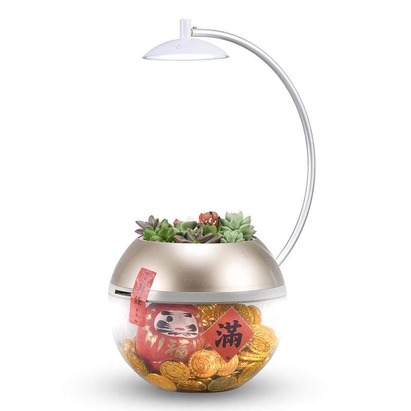 產品特色 融合風水文化與現代科技的聚寶盆 黃光聚財燈 招財旺福 專用盆栽皿 可種植招財植物 USB供電 觸控式開關設計 側邊投幣開孔 時尚存錢筒 產品介紹 注意事項 ※本產品是希望透過科技玩物，增進儲