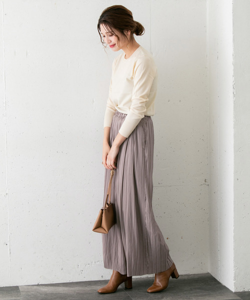 簡約上衣搭配輕柔飄逸百褶寬褲
