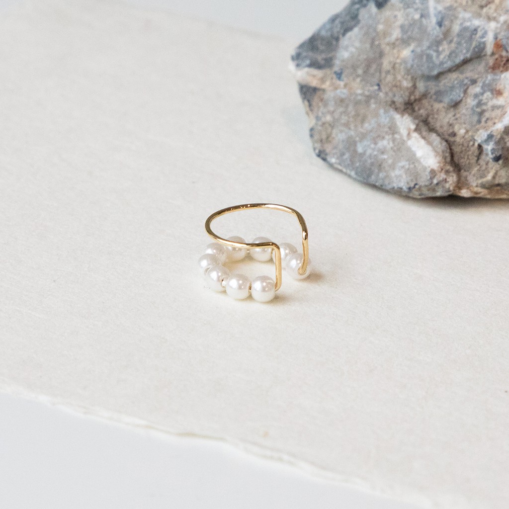 商品材質:合金商品規格:單支販售商品尺寸:內徑直徑約1.2cm 外觀長寬約0.8*1.2cmMade In Korea■ 商品圖顏色因電腦螢幕設定略有不同，以實際商品顏色為準。■本網路商店採用「只退不