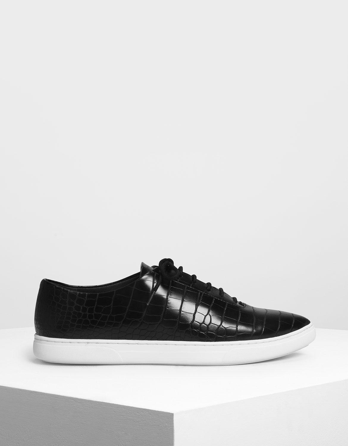 搭配寬鬆大學T加上深色丹寧褲，展現時髦運動風