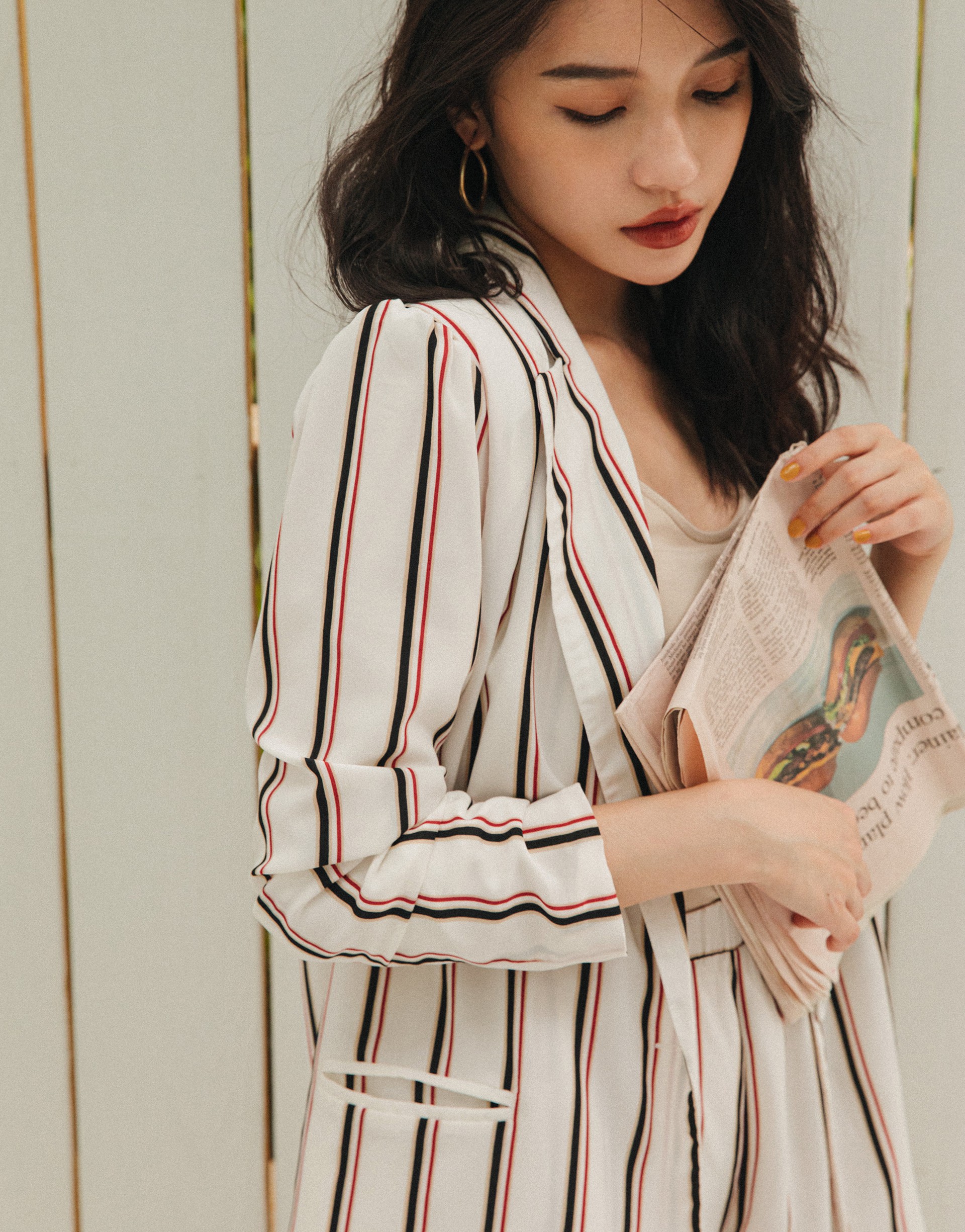 有薄墊肩/有內裡/前兩側有真口袋/質感包布釦/附備釦/修身顯瘦版型