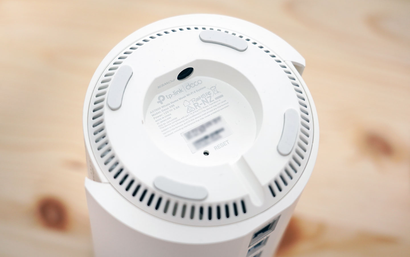 Deco X95 的機身後側提供了兩組 1 Gbps 與一組 2.5 Gbps 的 RJ-45 埠，設備可自動偵測連線狀態切換為 WAN 或 LAN 埠。