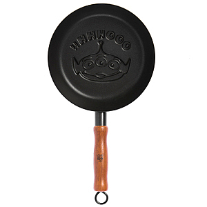 和樂自有品牌產品，三眼怪造型碳鋼煎鍋(塗層-鈦陶瓷＋鐵氟龍[PTFE])，搭配橡膠木把手，皮...