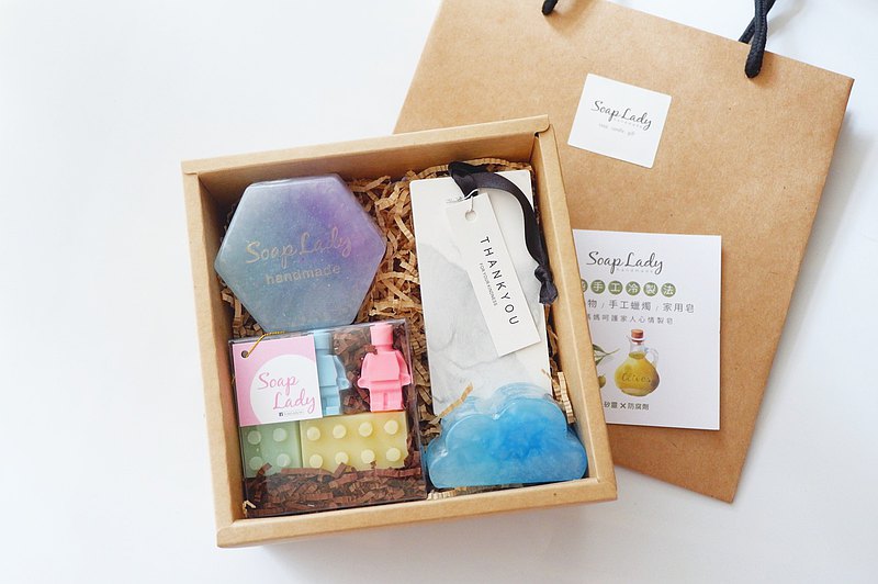 雲朵禮盒? ▫️大理石擴香石x1 薰衣草、茶樹、玫瑰天竺葵精油三選一 ▫️紅茶香氛皂x1 涼感、無涼感二選一 ▫️檸香雲朵皂x1 ▫️童趣手工皂x1