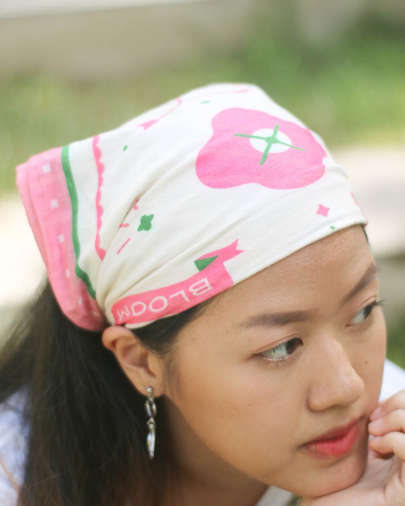 100％純棉高領襯衫採用特殊設計印花，本店可選1件1件。