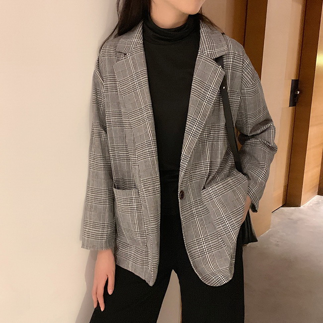 商品資訊 INFORMATION 西裝外套LoVie復古港味寬鬆翻領長袖格紋西裝外套【08G-F0839】 顏色：帶底料黑色。尺寸：F。Model穿搭：- 平量尺寸表 SIZE 尺寸（cm） 面料 胸