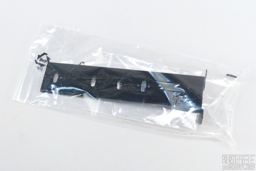 其中 1 個 M.2 插槽與電路板相互垂直，因此需要利用金屬支架固定。