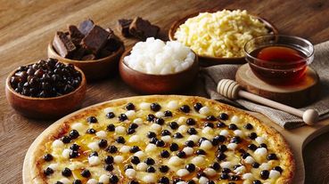 達美樂、必勝客全都推出「黑糖珍珠披薩」啦！珍珠ｘ披薩就是狂～披薩上撒了滿滿珍珠每一口都太銷魂！