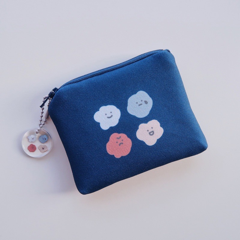 ▌ 商品創作把錢放在舒服的地方，他們就會願意好好地住下來！這次的喜怒哀樂零錢包，找了台灣的廠商一針一線都是在地的媽媽細心縫出來的喔！☻︎藏青的小零錢包，是可以直接放進口袋的尺寸內外雙層的設計，是希望小