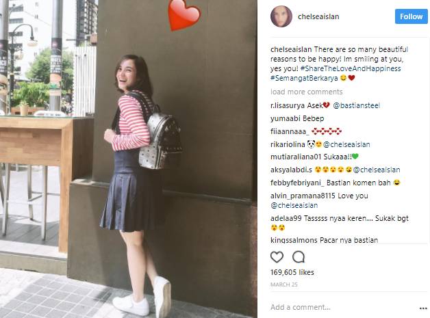 5 Inspirasi Padu Padan Kaos Supaya Tetap Stylish Ala Chelsea Islan